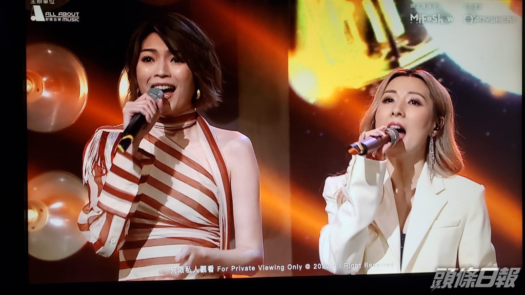 譚嘉儀話要着更高的高跟鞋，以拉近跟連詩雅（左）的距離。